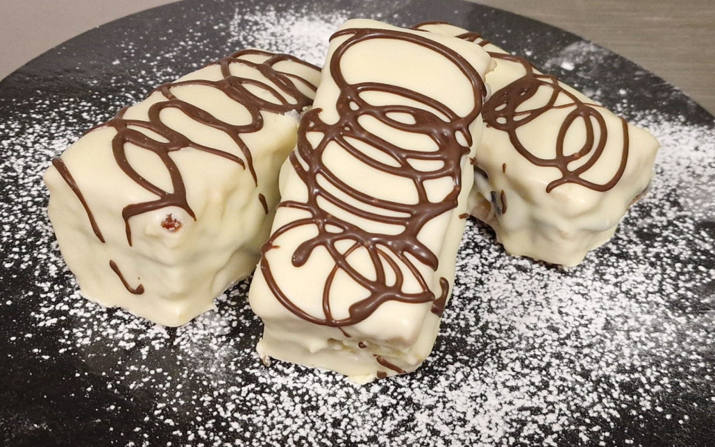 Sacher bianca ai frutti di bosco